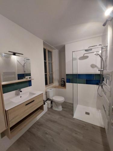 La salle de bains est pourvue de toilettes, d'un lavabo et d'une douche. dans l'établissement Kilomètre 99, à Pont-sur-Yonne