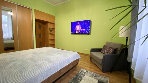 1 dormitorio con 1 cama y 1 sofá en LublinBNB --- Zolnierzy Niepodleglej 7 --- CENTRUM , PLAC LITEWSKI --- SWIEZO PO REMONCIE, en Lublin