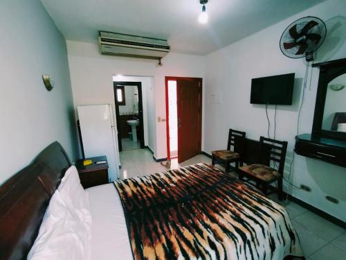 - une chambre avec un lit et une télévision dans l'établissement قريه دلتا شرم 106-12, à Charm el-Cheikh