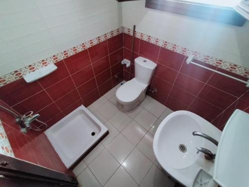 La salle de bains est pourvue de toilettes blanches et d'un lavabo. dans l'établissement قريه دلتا شرم 106-12, à Charm el-Cheikh