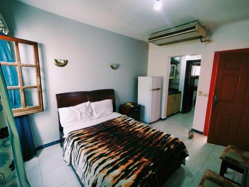 - une chambre avec un lit dans un dortoir doté d'un réfrigérateur dans l'établissement قريه دلتا شرم 106-12, à Charm el-Cheikh