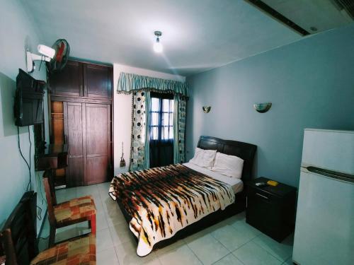 - une chambre avec un lit et une fenêtre dans l'établissement قريه دلتا شرم 106-12, à Charm el-Cheikh