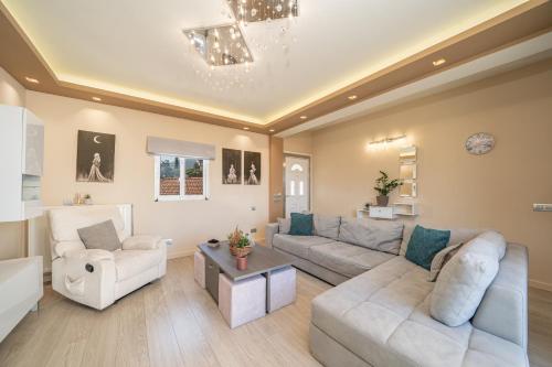 Χώρος καθιστικού στο Eleni's house