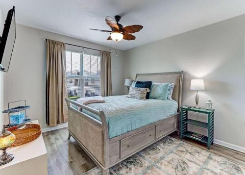 a bedroom with a bed and a ceiling fan at The Elizabeth in Jacksonville