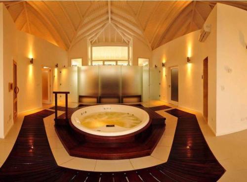 een grote badkamer met een groot bad in een kamer bij Departamento con jardin en Green Park, Punta del Este in Punta del Este