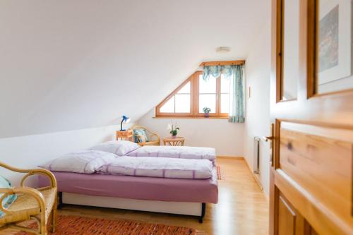 1 Schlafzimmer mit 2 Betten und einem Fenster in der Unterkunft Ferienwohnung Stiegelbauer Zirbe in Gleinstätten
