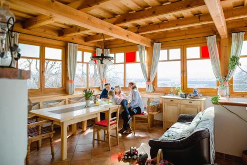 Restaurace v ubytování Ferienwohnung Stiegelbauer Zirbe