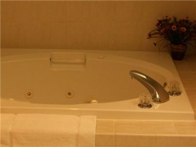 eine Badewanne mit einem Wasserhahn im Bad in der Unterkunft Maron Hotel & Suites in Danbury