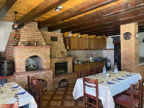 cocina con mesa y horno de ladrillo en Pensiunea Contesa, en Sovata