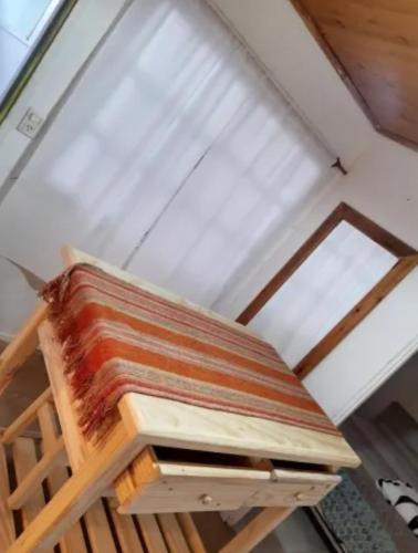 Cama en habitación con techo en Cabaña para exploradores 600 mts del centro en El Calafate