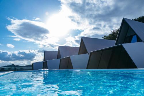 una piscina di fronte a un edificio di SETONITE a Tamano