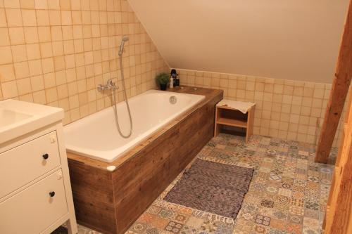 ein Badezimmer mit einer Badewanne und einem Waschbecken in der Unterkunft Josefín in Němčičky