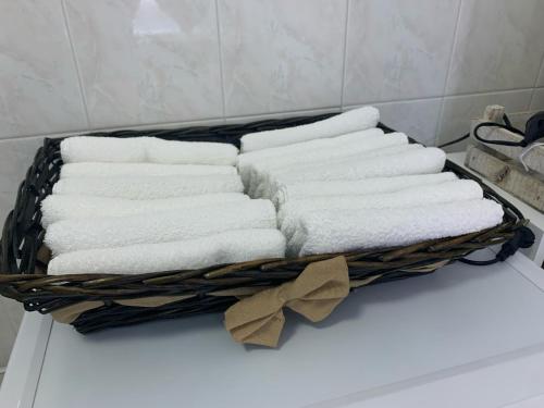 - un panier de serviettes assises sur une table dans la salle de bains dans l'établissement Al Capitello, à Mira