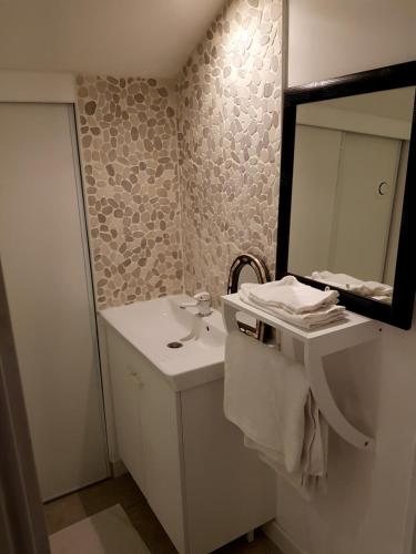 a bathroom with a sink and a mirror at Jolie SUITE de 28m² - LA HUME Centre in Gujan-Mestras