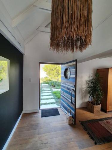 Fotografie z fotogalerie ubytování Sunbird House v destinaci Grotto Bay