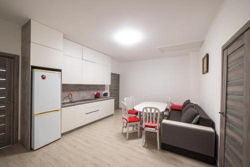 una cucina con tavolo e frigorifero bianco di Zarinok House a Skole