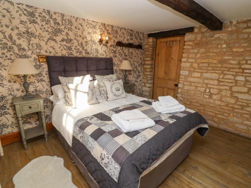 1 dormitorio con 1 cama con toallas en Garden Cottage, en Doncaster