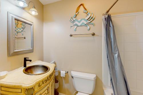 y baño con lavabo y aseo. en Breakwater Bungalow, en Navarre