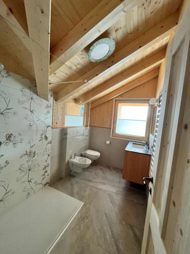 a bathroom with a toilet and a sink at Bio Felderhof in Villa Ottone
