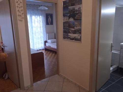 un pasillo con una puerta que conduce a una sala de estar en Central Home Kavala "private parking", en Kavala