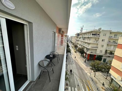 einen Balkon mit Stühlen und Stadtblick in der Unterkunft Supreme City Heart Suits in Alexandroupoli