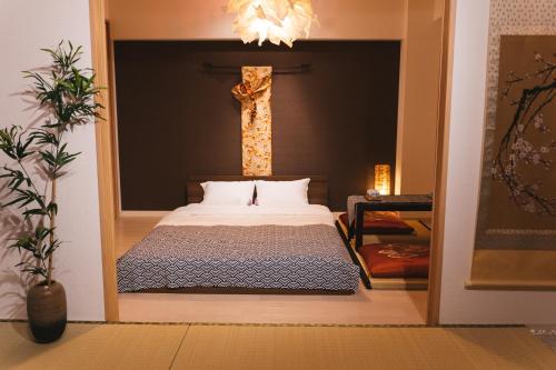 a bedroom with a bed with a window in it at HISASHI 池下 in Nagoya
