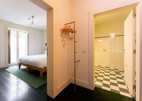um quarto com uma cama e um piso de xadrez em Duas Portas Townhouse no Porto