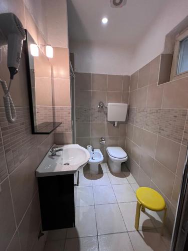 La salle de bains est pourvue d'un lavabo et de toilettes. dans l'établissement Hotel Brenta, à Parme