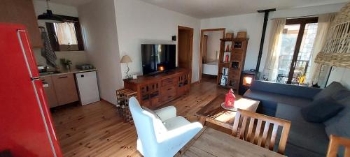 un salon avec un canapé et une table dans l'établissement Charming holiday apartment in the Pyrenees, à Err