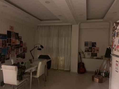 イスタンブールにあるPrivate Room in Istanbul #73のテーブルと椅子、冷蔵庫が備わる客室です。