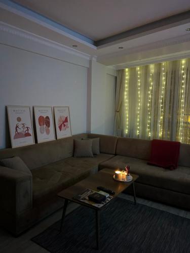 - un salon avec un canapé et une table dans l'établissement Private Room in Istanbul #74, à Istanbul