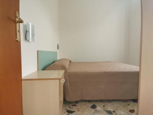 Dormitorio pequeño con cama y espejo en Le Zagare Case Vacanza, en Cropani