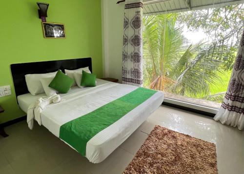 เตียงในห้องที่ Village Mango Resort Yala