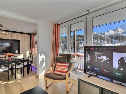 Appartement La Plagne, 3 pièces, 4 personnes - FR-1-455-47にあるテレビまたはエンターテインメントセンター