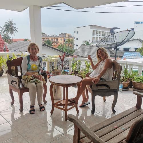 two women sitting in chairs on a patio at Haadrin village Fullmoon in Haad Rin
