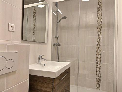 une salle de bain blanche avec un lavabo et une douche dans l'établissement Studio cabine rénové proche des pistes, balcon, 4 couchages - FR-1-455-91, à La Plagne