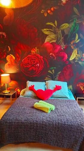 um quarto com uma cama roxa com dois pássaros em Le Pillow Rit em Nantes