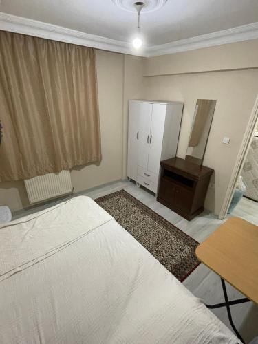 1 dormitorio con 2 camas, tocador y espejo en Private Room in Istanbul #76 en Estambul