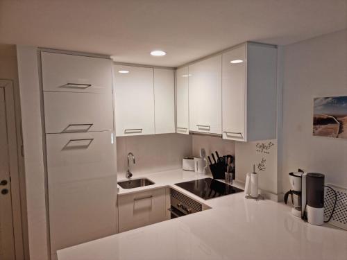 Dapur atau dapur kecil di Cozy apartment with a fantastic sea view