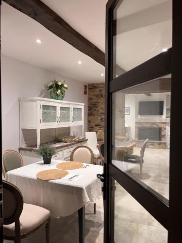 a kitchen and dining room with a table and chairs at Caraxolas in Lugo