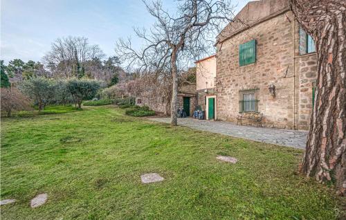 Taman di luar Awesome Home In La Spezia With Wifi