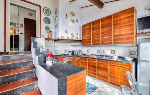 Dapur atau dapur kecil di Awesome Home In La Spezia With Wifi