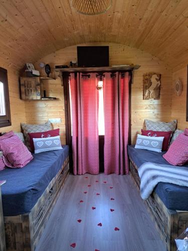 a room with two beds in a log cabin at l'échappée belle en Champagne in Spoy