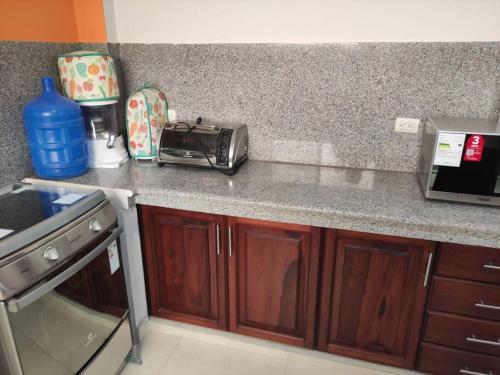 encimera de cocina con tostadora y tostadora en Departamento amueblado moderno, en Manta