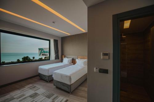 Postel nebo postele na pokoji v ubytování Peerless Villas Hotel