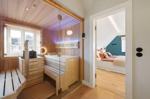 ein kleines Schlafzimmer mit einem Bett und einem Fenster in der Unterkunft Haus Süderjen in Westerland