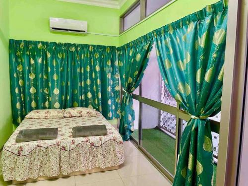 um quarto com uma cama e uma janela em H Family Banglo Seremban #fit 20pax max #spacious carpark em Seremban