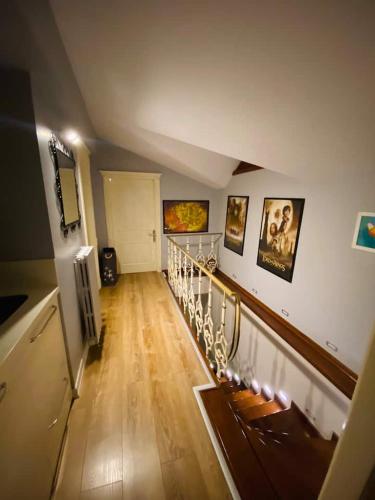 Cette chambre est dotée d'un escalier avec des peintures murales. dans l'établissement Private Room in Istanbul #79, à Istanbul