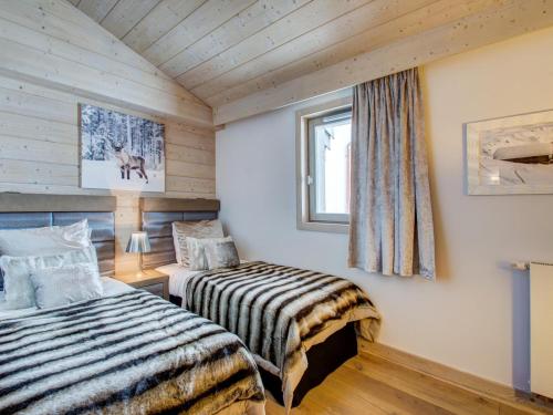 une petite chambre avec un lit et une fenêtre dans l'établissement Spacieux appartement 4 pièces au centre de Courchevel avec accès pistes et parking - FR-1-562-34, à Courchevel