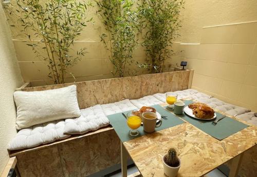 - une table avec une assiette de nourriture et de boissons dans l'établissement Studio 